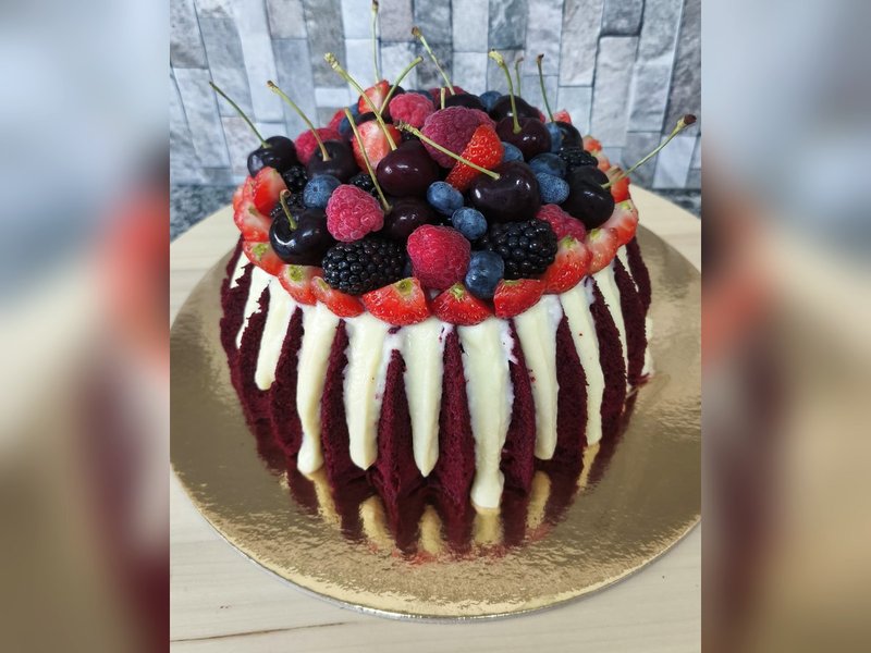 Red Velvet com Brigadeiro de Cream Cheese e Frutos Vermelhos